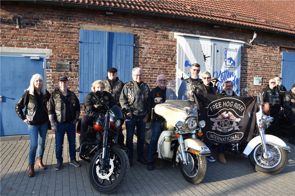 Rund 30 „Member“ waren nach Fröndenberg gekommen, um ihrem „Founder“ den traditionellen Besuch abzustatten.