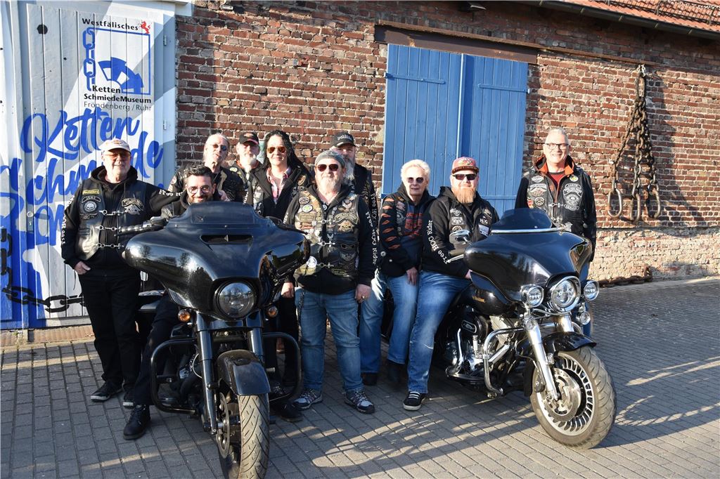 Rund 30 „Member“ waren nach Fröndenberg gekommen, um ihrem „Founder“ den traditionellen Besuch abzustatten.