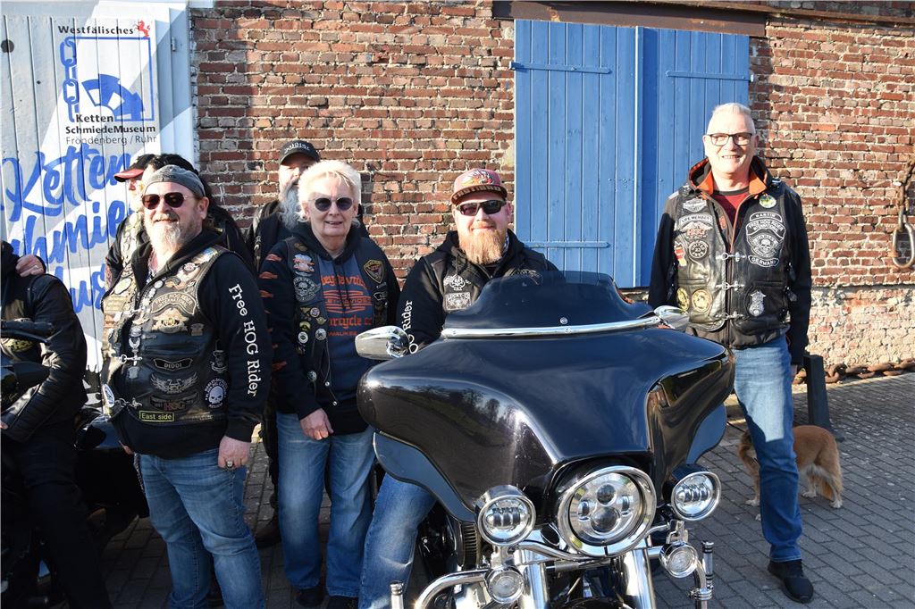 Rund 30 „Member“ waren nach Fröndenberg gekommen, um ihrem „Founder“ den traditionellen Besuch abzustatten.