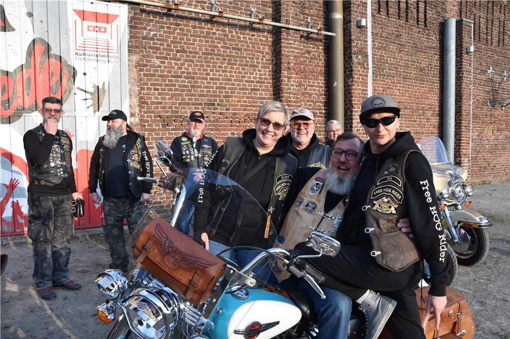 Rund 30 „Member“ waren nach Fröndenberg gekommen, um ihrem „Founder“ den traditionellen Besuch abzustatten.