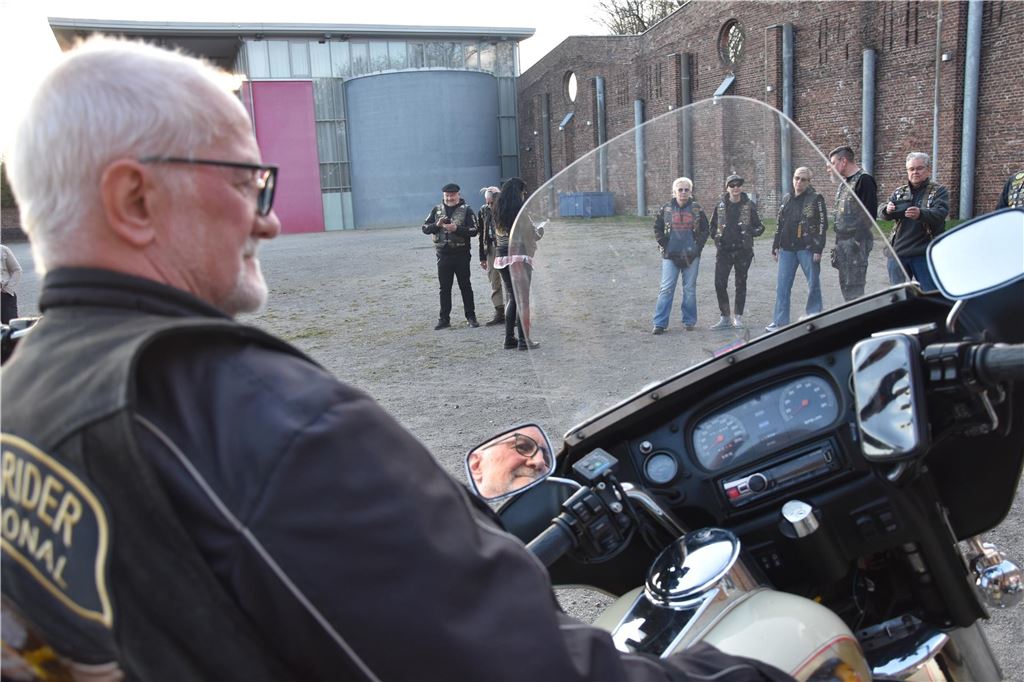 Rund 30 „Member“ waren nach Fröndenberg gekommen, um ihrem „Founder“ den traditionellen Besuch abzustatten.