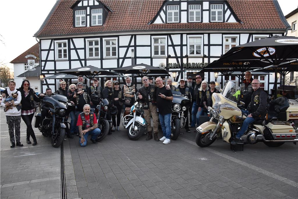 Rund 30 „Member“ waren nach Fröndenberg gekommen, um ihrem „Founder“ den traditionellen Besuch abzustatten.