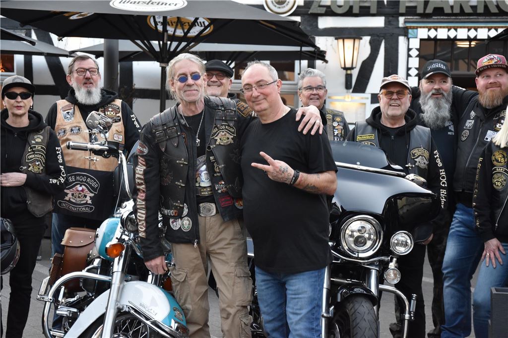 Rund 30 „Member“ waren nach Fröndenberg gekommen, um ihrem „Founder“ den traditionellen Besuch abzustatten.