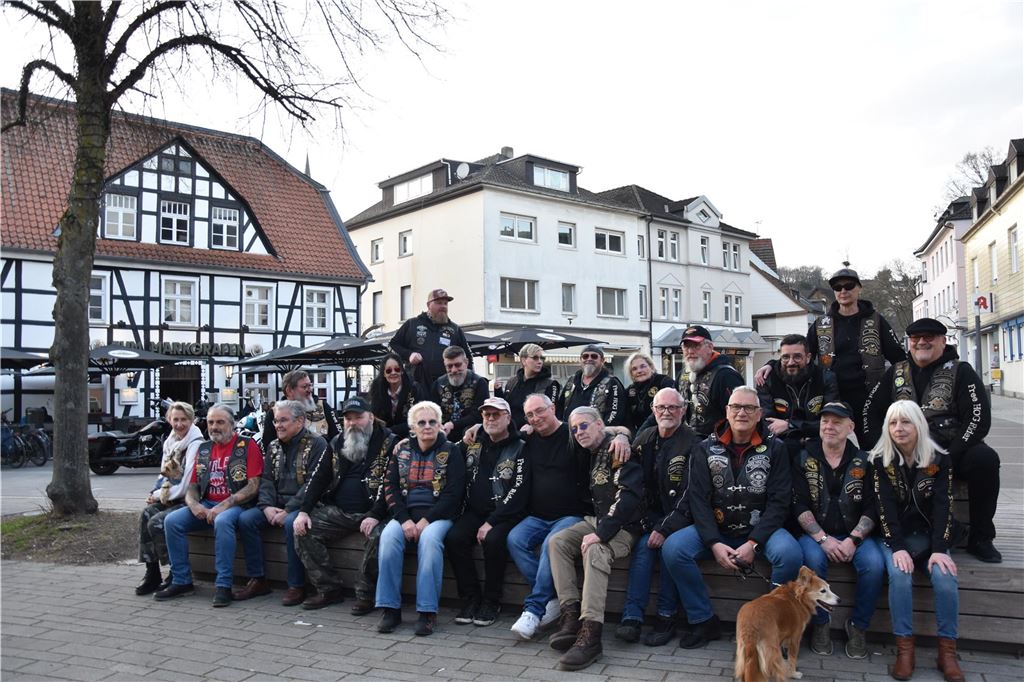 Rund 30 „Member“ waren nach Fröndenberg gekommen, um ihrem „Founder“ den traditionellen Besuch abzustatten.