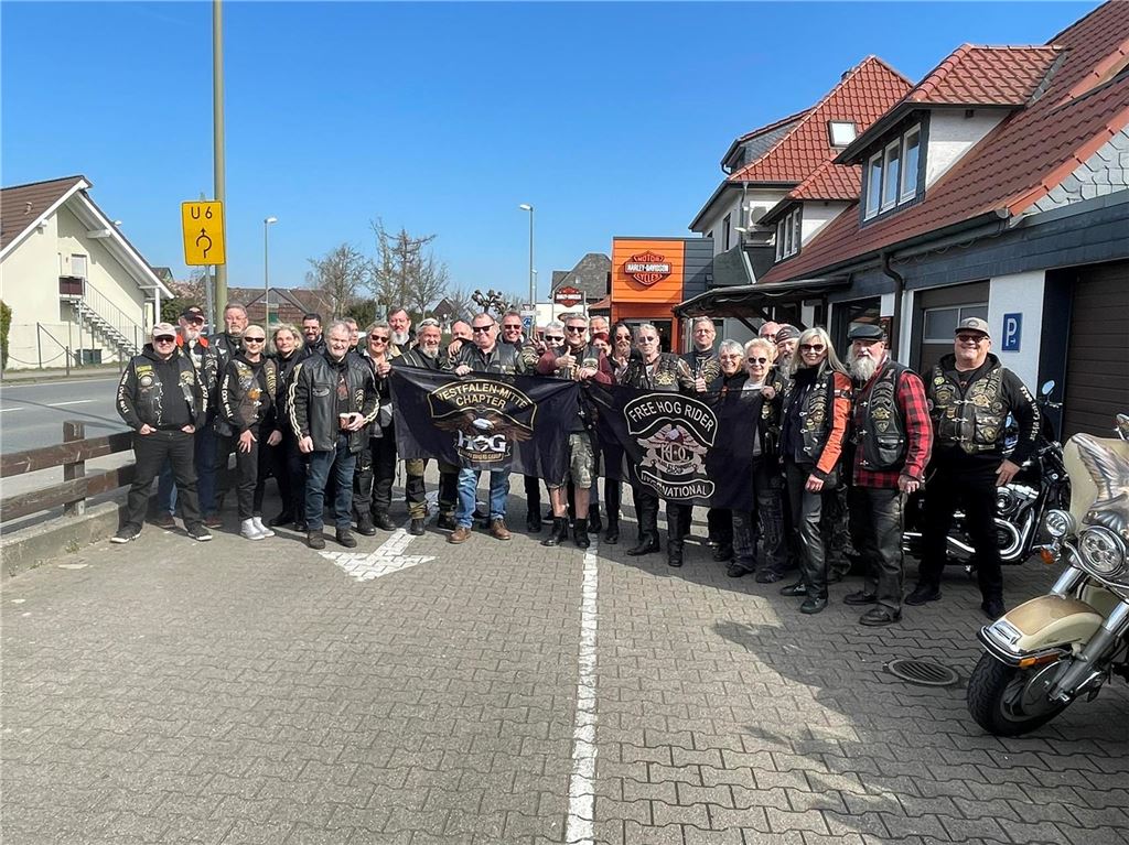 Rund 30 „Member“ waren nach Fröndenberg gekommen, um ihrem „Founder“ den traditionellen Besuch abzustatten.