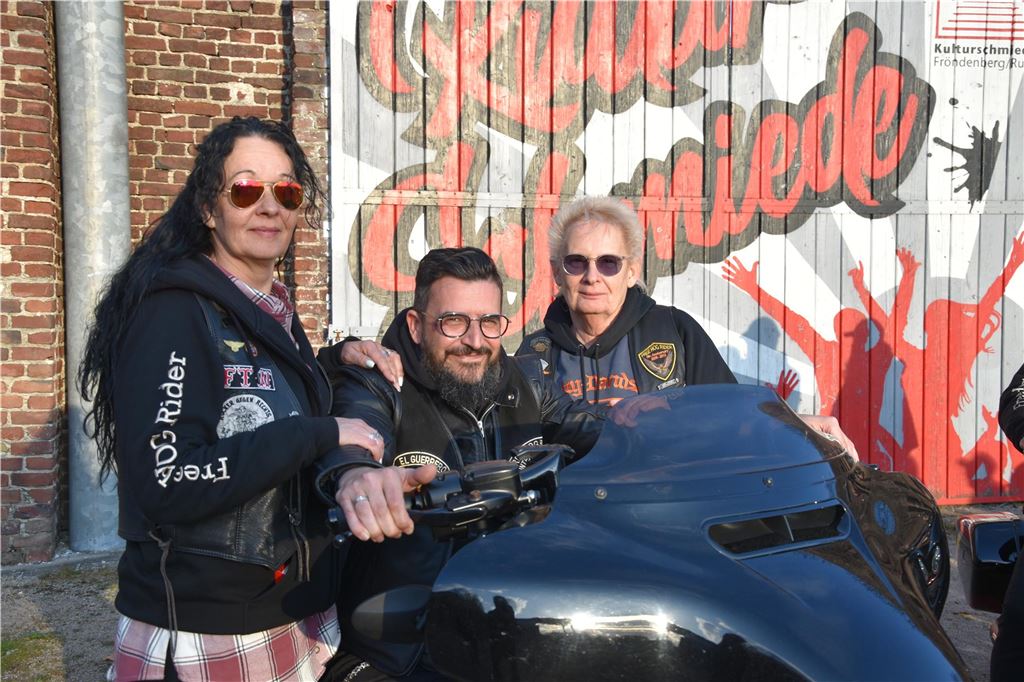 Rund 30 „Member“ waren nach Fröndenberg gekommen, um ihrem „Founder“ den traditionellen Besuch abzustatten.