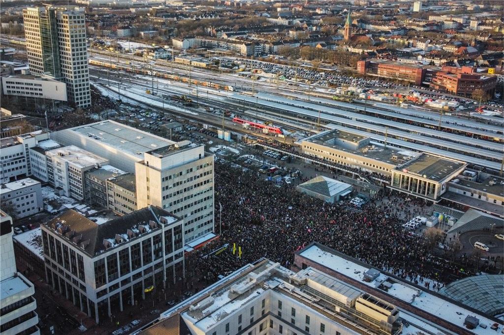Kubitscheks Schüler: Wie Matthias Helferich zum „freundlichen Gesicht des NS“ wurde Rund 30.000 Menschen zogen am 20. Januar 2024 durch die Dortmunder Innenstadt, um gegen rechte Ideologien, Rechtsextremismus und die AfD zu protestieren. Eine Recherche von "Correctiv" hatte bundesweite Großdemonstrationen ausgelöst.