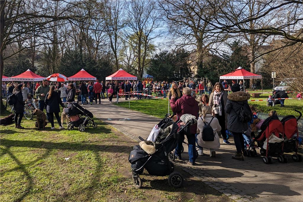Eiersuche im Kurpark: AWO veranstaltet Familienfest am Ostermontag Rund 400 Besucher freuen sich über das gute Wetter und die Gesellschaft bei dem AWO Familienfest im Kurpark.