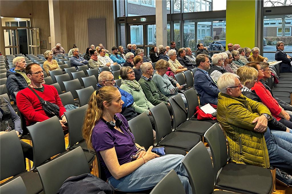 Flüchtlingshilfe zu Petition gegen Unterkunft: „Behauptungen als Tatsachen“ Rund 50 Bürgerinnen und Bürger kamen zur zweiten Bürgerbeteiligung rund um die geplante Flüchtlingsunterkunft in die Aula der Profilschule Herbern.