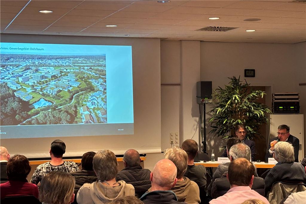 Viele Arbeitsplätze: Pläne für Gewerbegebiet „Am Dohrbaum“ vorgestellt Die Zuhörer lauschen bei der Informationsveranstaltung den Vortragenden.