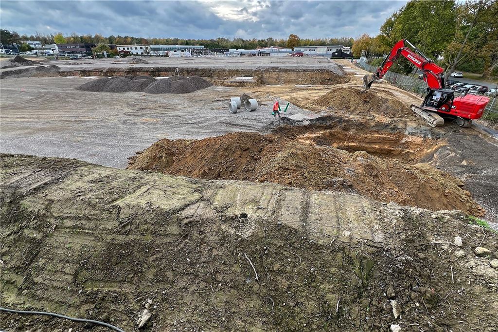 Spatenstich für 44-Millionen-Euro-Neubau: Dachser will 2025 fertig sein Auf der Gewerbefläche an der Max-Planck-Straße 14 im Industriepark in Unna wird gearbeitet. Der Abriss ist abgeschlossen. Ein Bagger ist erledigt Erdarbeiten.