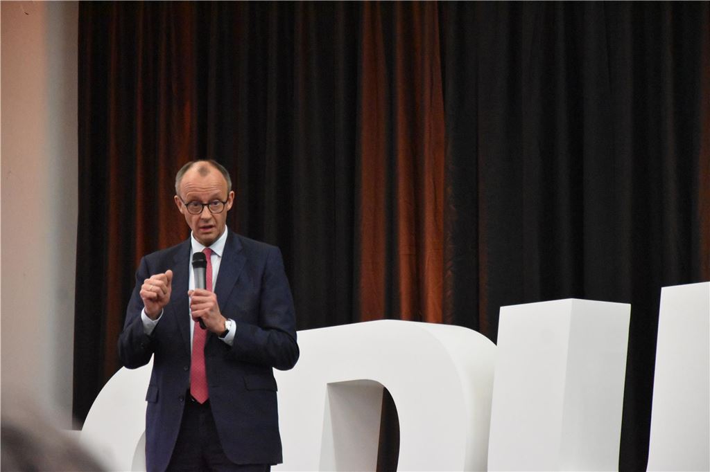 Merz in Menden: „Mit Vier-Tage-Woche ist unser Wohlstand nicht zu halten“ Rund eine Stunde ohne Manuskript sprach Friedrich Merz und ließ dabei kaum ein Thema unangesprochen: Die Brandmauer zur AfD bleibe bestehen, betonte der Kanzlerkandidat.