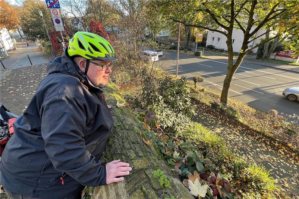 Björn Merkord (53) sieht gefährliche Stelle am Radring Björn Merkord (53) blickt über die Mauerkrone der Stadtmauer an der Voßkuhle in Unna.
