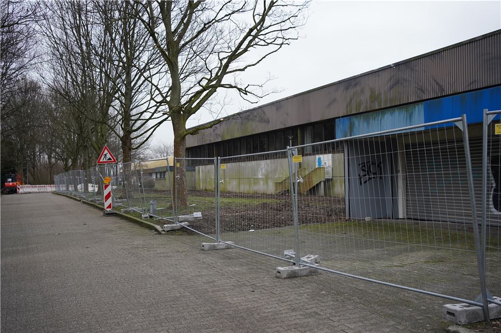 Rückbau der Eishalle beginnt: Ab Montag gibt es kein Zurück mehr Rund um die Eishalle in Unna ist am Freitag ein Bauzaun aufgestellt worden. Am Montag wird der Abriss des Gebäudes beginnen.