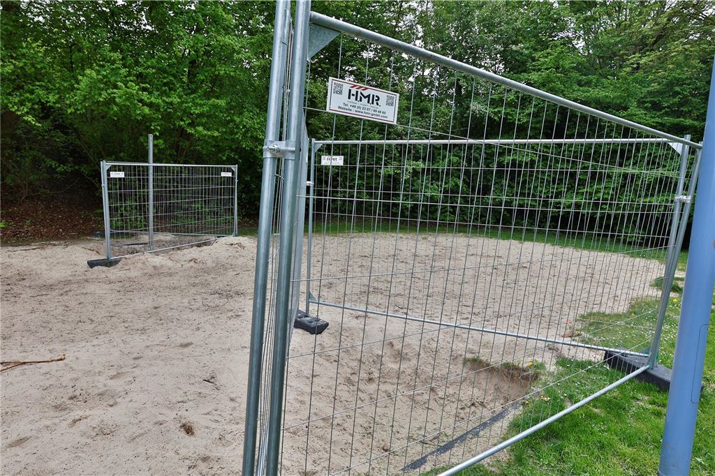 Defektes Volleyballfeld im Sesekepark: Stadt gelobt schnelle Maßnahmen Die defekte Beachvolleyballanlage im Sesekepark in Kamen.