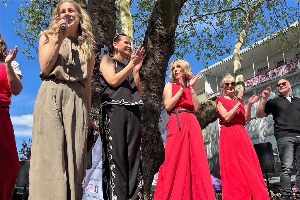 Sabine Bracke mit ihren Models auf der Bühne.