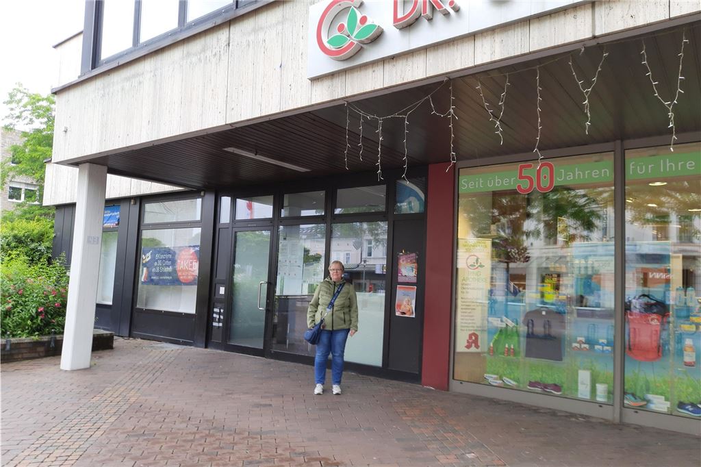 Eine-Welt-Laden eröffnet Zweigstelle in Unna Sabine Wichmann vor zweiter Verkaufsstelle des Eine-Welt-Ladens in Unna an der Bahnhofstraße