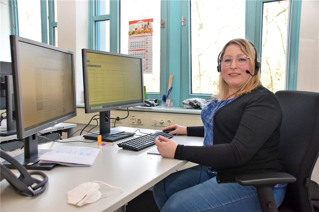 Gekündigt wegen Corona: Jetzt arbeitet Sabrina Lihring (36) im Gesundheitsamt Sabrina Lihring bei der Arbeit am Schreibtisch im Gesundheitsamt des Kreises Unna.