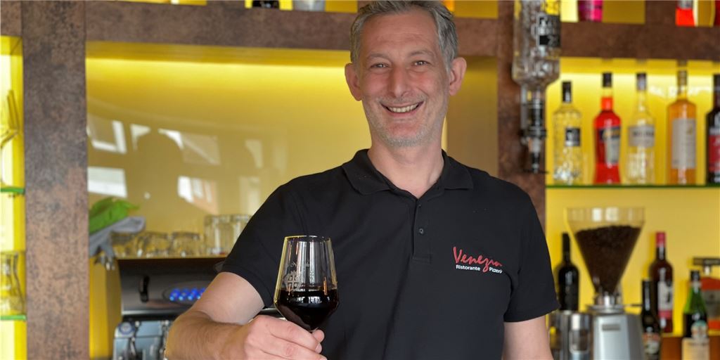 Neues Restaurant in Lünen setzt auf Frische – Ärger vor der Tür Sadik Sadiku hält ein Glas Wein