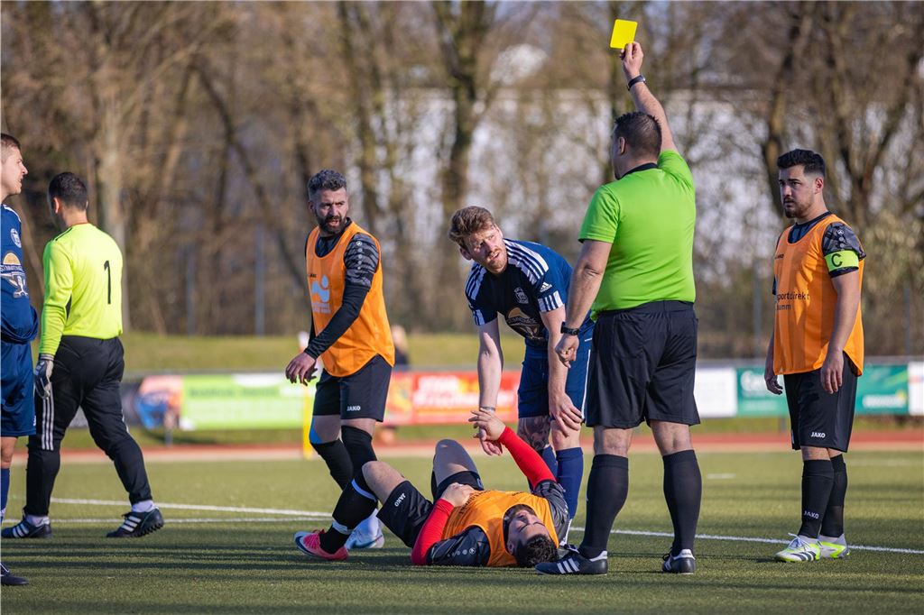 BRB beweist großen Kampfgeist gegen den TSC: Ekstase in Unterzahl Sah in der 35. Minute Gelb und dann kurz nach dem Wiederanpfiff Gelb-Rot: Billmerichs Sebastian Schmidt.