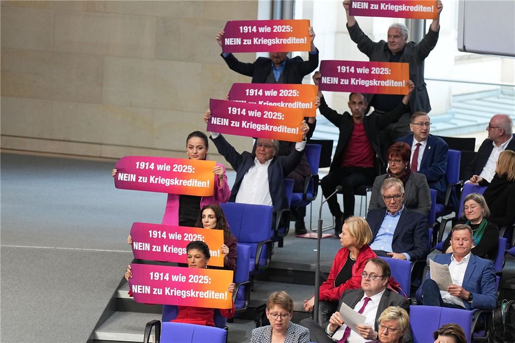 Steinmeier unterzeichnet Grundgesetzänderung für Finanzpaket: Alle Infos im Livestream & Newsblog Sahra Wagenknecht, Parteivorsitzende vom Bündnis Sahra Wagenknecht (BSW), und Mitglieder ihrer Gruppe protestieren in der 214. Plenarsitzung der 20. Legislaturperiode im Deutschen Bundestag.