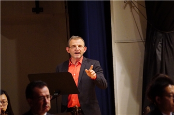 Saisonauftakt der Neuen Philharmonie Westfalen in der Konzertaula Kamen: Im ersten Teil des Konzertes ergänzt der Schauspieler Dominique Horwitz die Dramatik der Ouverture mit Worten. 