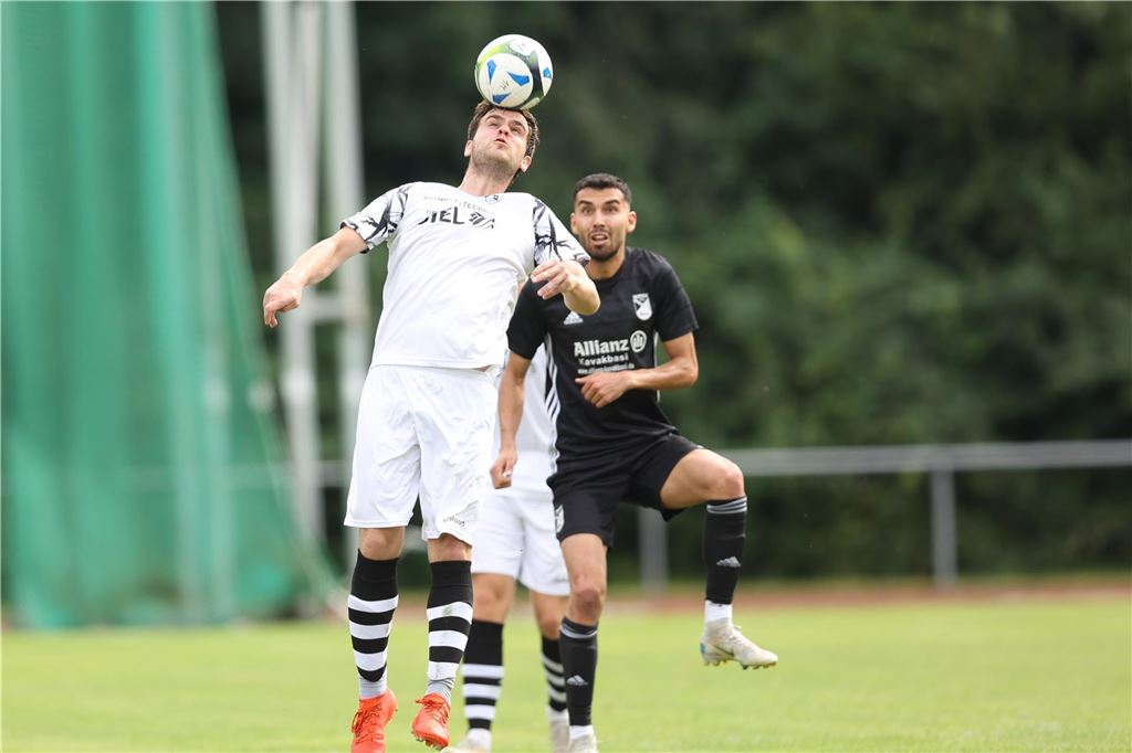Eintracht Werne spielt sich in die Spitzengruppe Samet Sahin im Zweikampf.