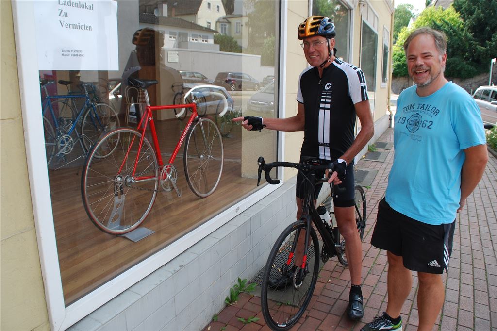 Neugier lockt Radler Els und Fred Mulder von Holland nach Fröndenberg Sammler Andreas Grünewald (r.) nutzte 2018/2019 übergangsweise ein leeres Ladenlokal, um einen Teil seiner Rennradsammlung zu präsentieren. Schon damals wurden nicht wenige wie Michael Nicolai aus Hattingen bei ihrer Fahrt durch Fröndenberg auf die Ausstellung aufmerksam.