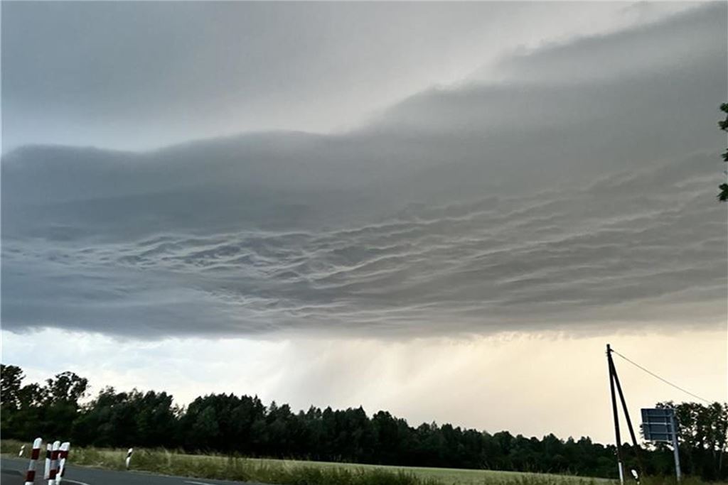 Unwetter beim Public Viewing: Unterbrechung mit Verzögerung Der Blick von der Lünener Straße in Richtung Dortmund.