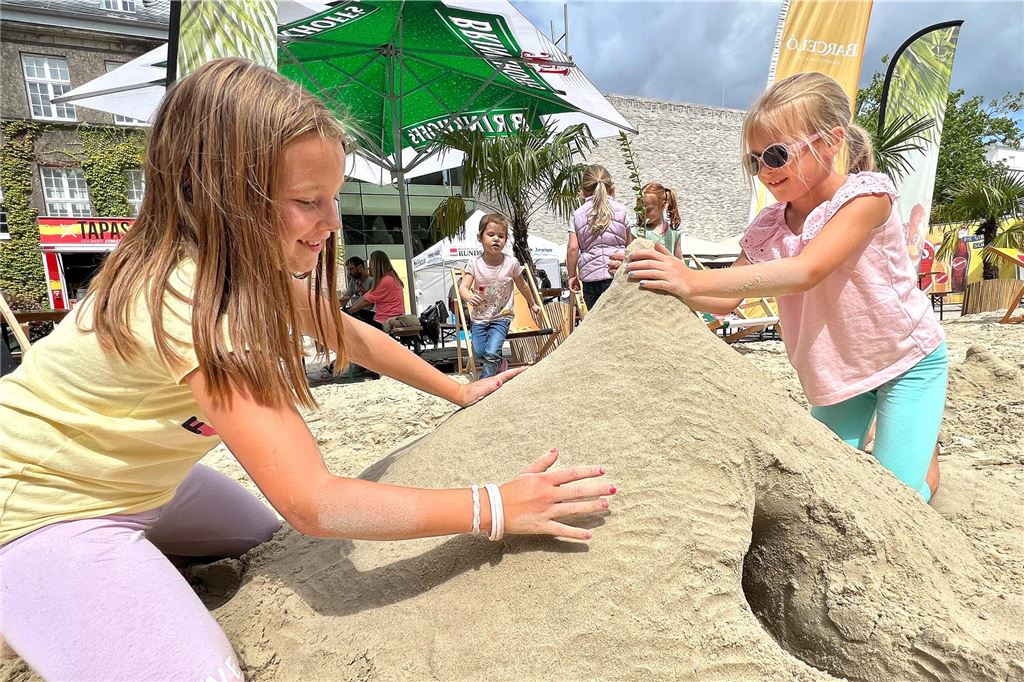 Darauf kann sich Holzwickede im zweiten Halbjahr 2024 freuen Sandburgen bauen: Das geht im großen Stil während der Sommerferien, wenn Holzwickede auf dem Marktplatz karibisch wird.