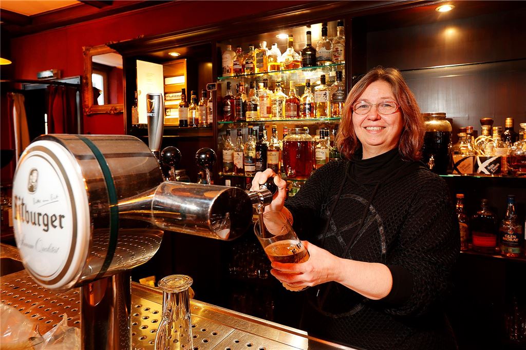 „Dry January“: Weinhaus spürt den Trend, Kümpers nicht Sandra Herstell, Wirtin des Kümpers an der Zapfanlage.