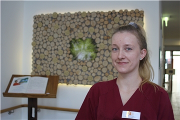 Sarah Schrader gehört schon seit Dezember 2017 zum Team des Heilig-Geist-Hospizes. Sie weiß, wie es ist, Menschen und ihre Angehörigen auf ihrem letzten Weg zu begleiten. Dazu gehören manchmal auch Pommes ganz spät am Abend.