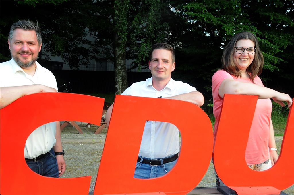 CDU in Schwerte hat wieder einen Vorsitzenden: 92 Prozent Ja-Stimmen Sascha Enders (M.) ist neuer Vorsitzender des CDU-Stadtverbands Schwerte. Seine Stellvertreter sind Peter Bednarz (l.) und Regina Zurnieden (r.).