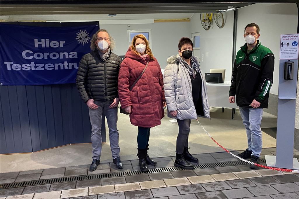 Corona-Testzentrum in Lünern geht an den Start: Fußballklub rüstet sich bereits für 2G-plus-Szenario Sascha Schwenke (v.l.), Lena Schuran-Cordt, Annette Borowski und Mathias Dördelmann freuen sich, das Testzentrum Lünern präsentieren zu können.