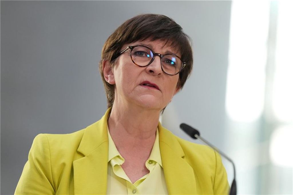 Steinmeier unterzeichnet Grundgesetzänderung für Finanzpaket: Alle Infos im Livestream & Newsblog Saskia Esken, SPD-Bundesvorsitzende, nimmt an einer Pressekonferenz nach den Sondierungsgesprächen von Union und SPD im Bundestag teil.