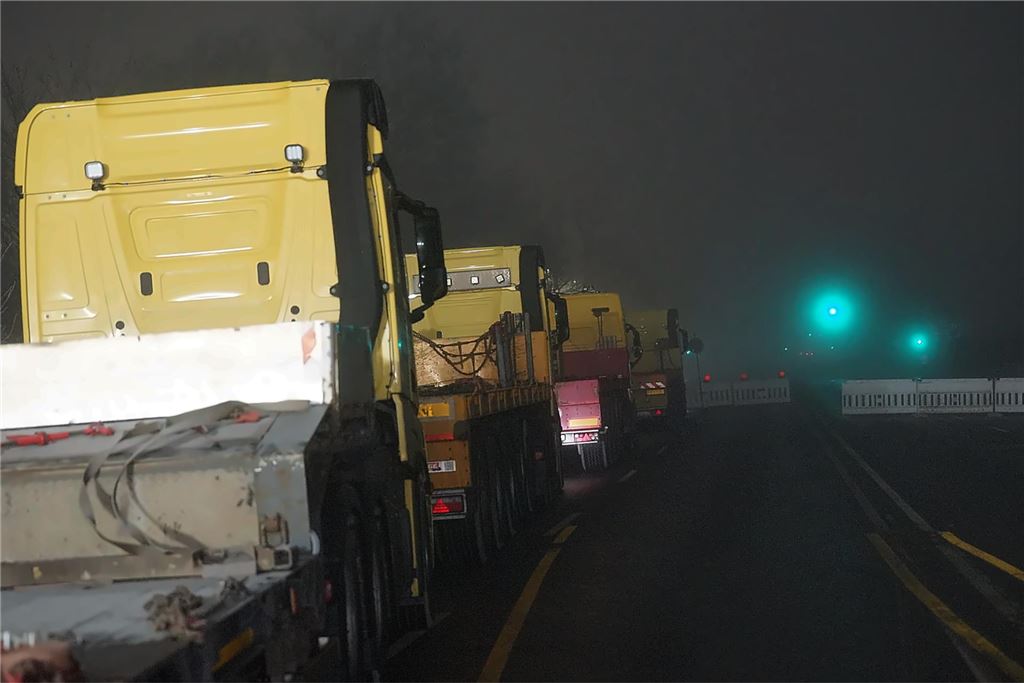 Kranarbeiten an der A1-Brücke in Kamen.