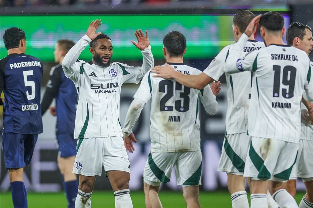 Neuer Schalke-Trainer? Das sagt Kwasniok 06.12.2024, Fussball, Saison 2024/2025, 2. Bundesliga, 15. Spieltag, SC Paderborn 07 - FC Schalke 04, Moussa Sylla (FC Schalke 04) jubelt nach seinem Tor zum 1 zu 1 mit Mehmet Can Aydin (FC Schalke 04).