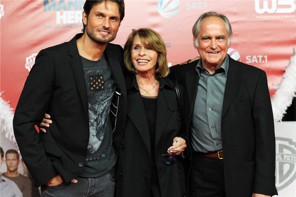 Filmregisseur Michael Verhoeven bleibt auch am GSG in Erinnerung Schauspielerin Senta Berger und Michael Verhoeven mit ihrem Sohn Simon bei der Premiere dessen Films „Männerherzen... und die ganz, ganz große Liebe" 2022 in Berlin.