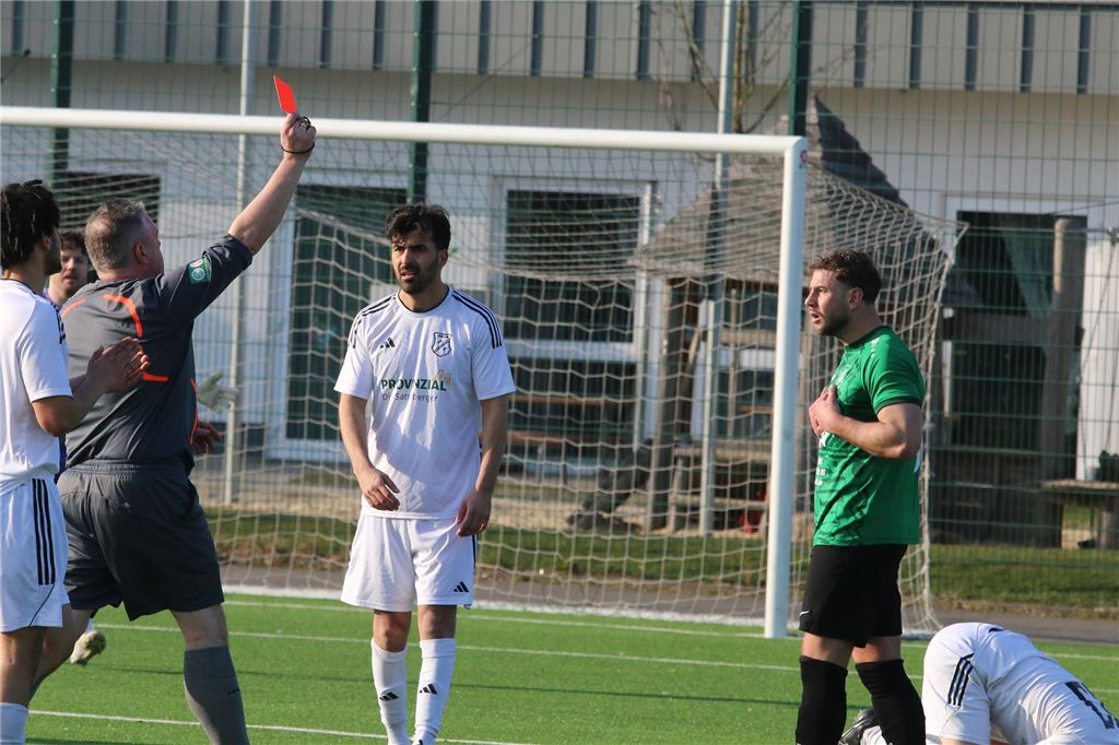 Aufsteiger SC Fröndenberg spielt SuS Oberaden höchst effektiv aus Schiedsrichter Andreas Lehmkuhl zeigt Oberadens Patrick Neumann die Rote Karte, nachdem er Fröndenbergs Beytullah Kisa (rechts am Boden) geschlagen hat.