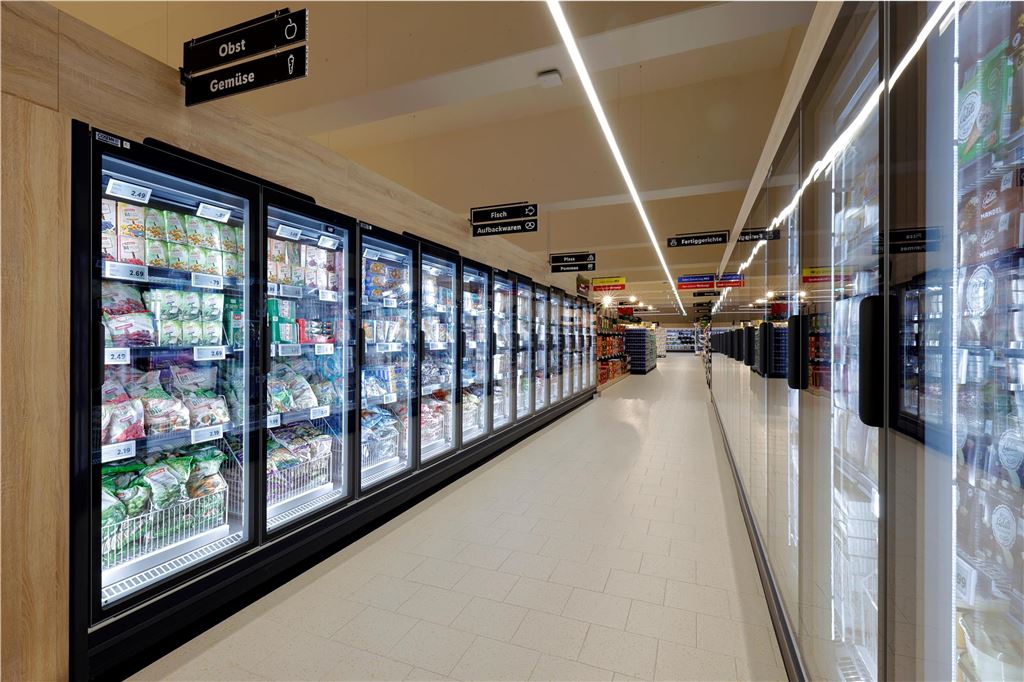 Den Einkauf selbst scannen: Lidl baut innovative Kassensysteme ein Schilder an der Decken weisen den Lild-Kunden nach dem Umbau der Schwerter Filialen den Weg zu den gewünschten Produktgruppen.