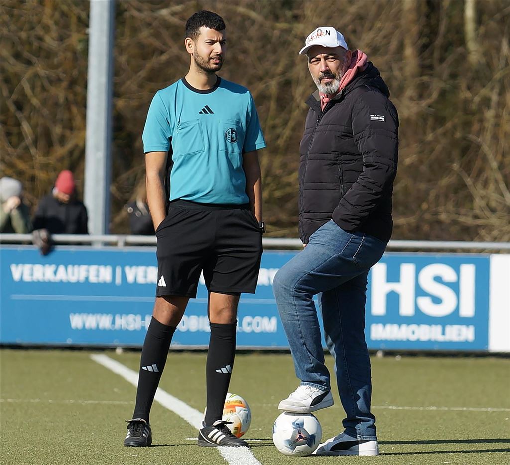Müder Auftritt des SSV Mühlhausen, Woller: „Typisches 0:0-Spiel“ Schiri Hamza Kaichouh (l.) im Gespräch mit SSV-Sportchef Recep Alkan.