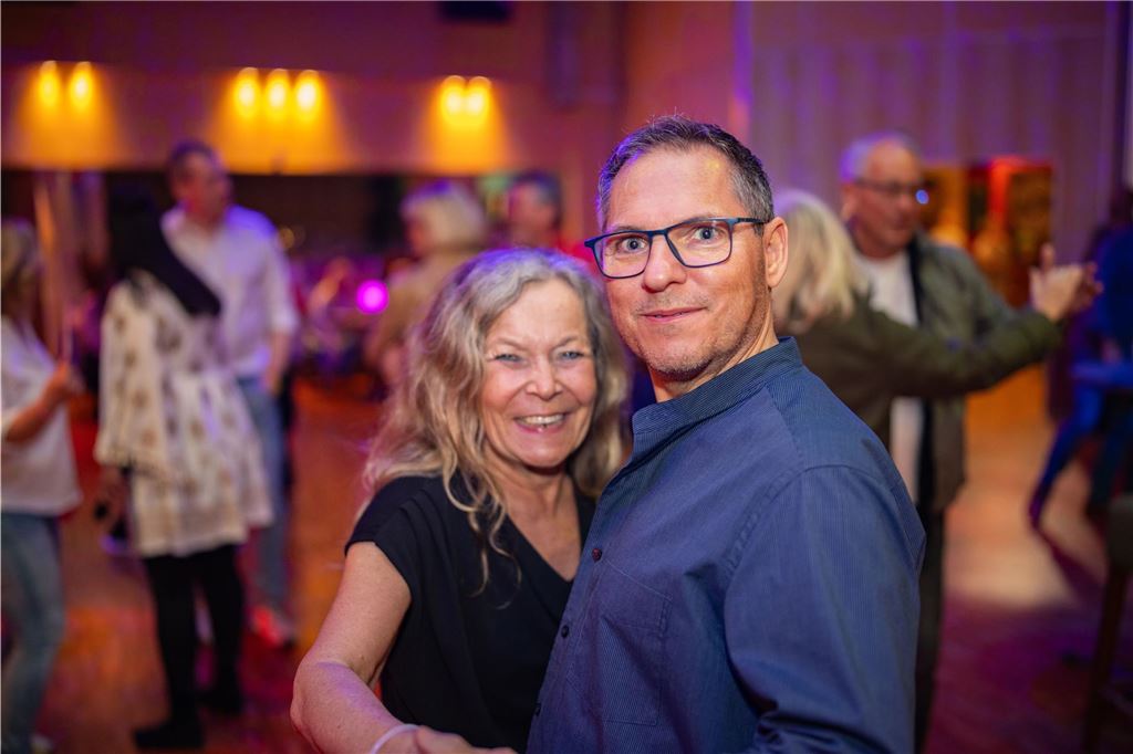 Schlagerfans in Feierlaune! Ob beim Tanzen, Mitsingen oder Schunkeln – die Gäste genossen den Abend und feierten ausgelassen zur Live-Musik.