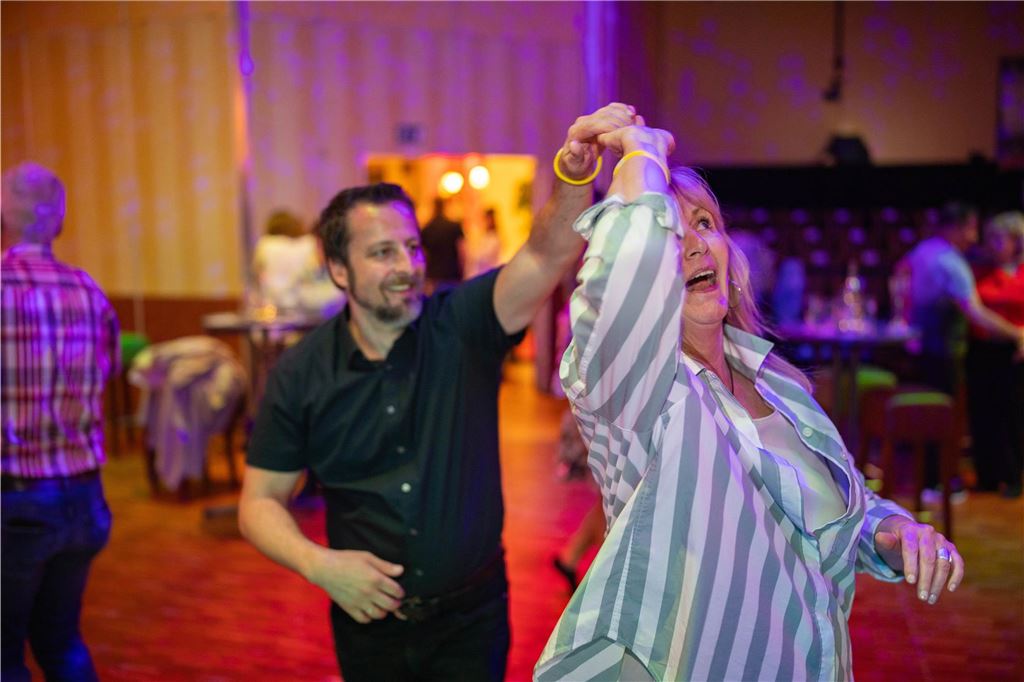 Schlagerfans in Feierlaune! Ob beim Tanzen, Mitsingen oder Schunkeln – die Gäste genossen den Abend und feierten ausgelassen zur Live-Musik.