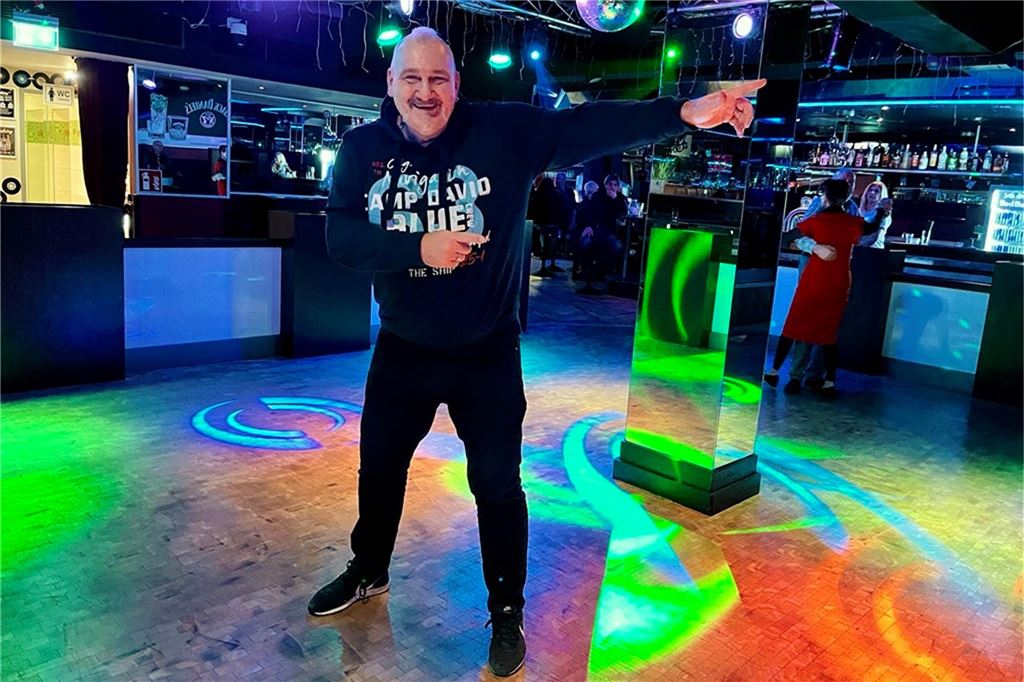 DJ Diego ist ein Urgestein im Dortmunder Nachtleben Dj Diego Janke steht auf der Tanzfläche der Dortmunder Diskothek "Laufsteg" und zeigt auf das Mischpult