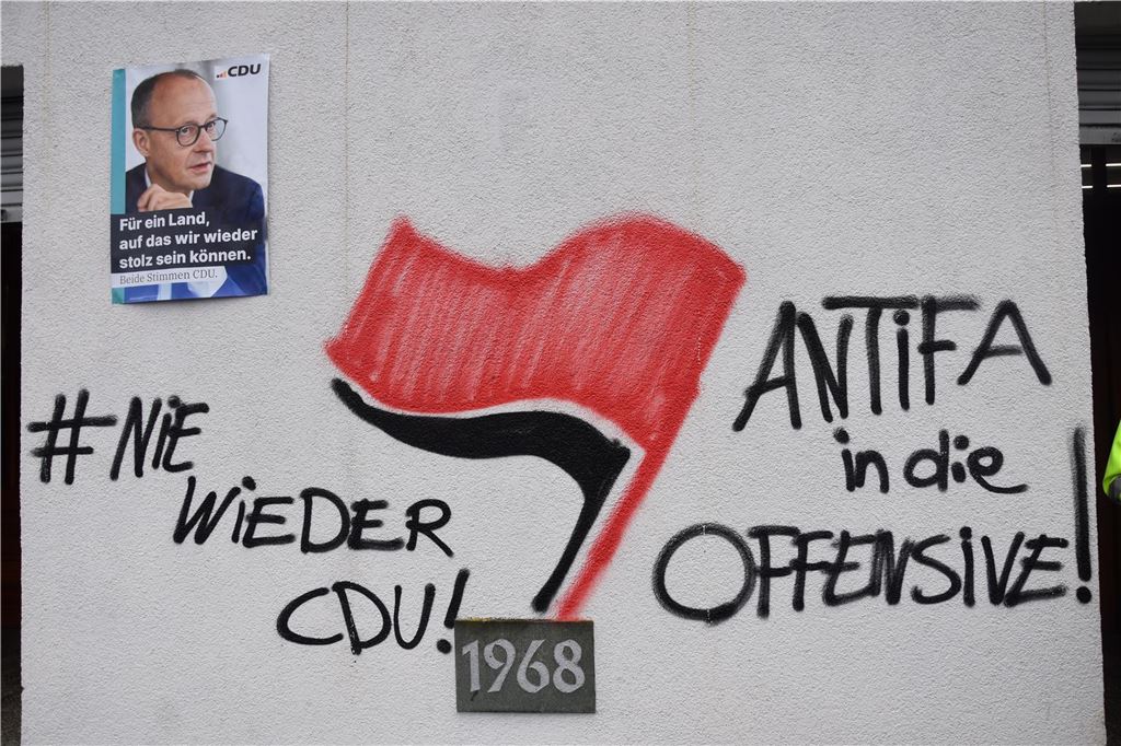Merz in Menden: „Mit Vier-Tage-Woche ist unser Wohlstand nicht zu halten“ Schmierereien an der Wand der Schützenhalle.