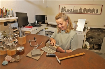Schmuckdesign ist Handwerk: Birgit Okulla fertigt in ihrem Altstadt-Atelier individuelle Kunstwerke, die die Menschen tragen können.