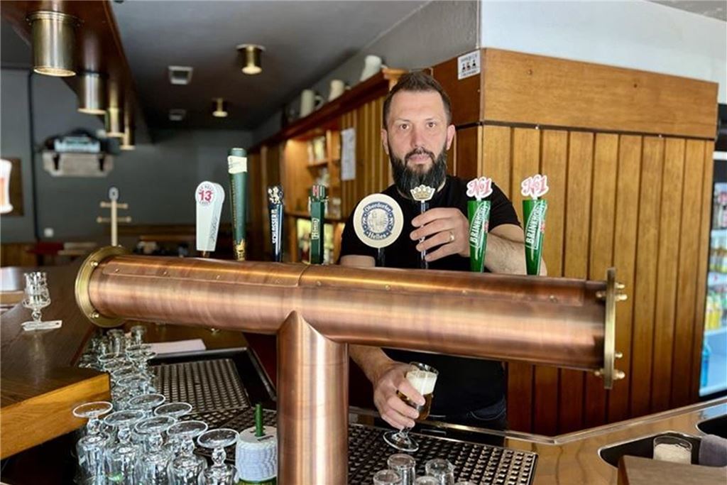 Spiros (45) übernimmt Kult-Kneipe „Dub-Krug“ im Unionviertel Spiros Tsougkaris, Inhaber des Bierhaus Dub-Krug an der Langen Straße in Dortmund, steht hinter der Theke seiner neuen Kneipe.
