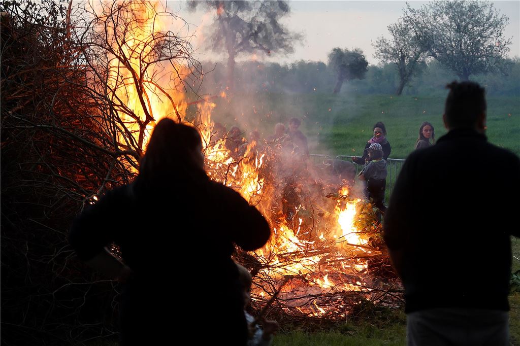 Osterfeuer Kamen Bergkamen Ostern 2025 Feuer Brauchturm Kirche Soziales Nachbarschaft