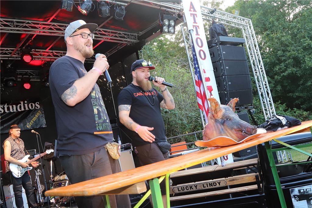 Tattoo-Party in Unna: Vielfältiges Programm mit Charity-Schwerpunkten Schon 2019 übernahm Jason Kraus die Moderation der Tattoo-Party. Damals mit Tauli (l.). In diesem Jahr wird er dabei von seinem Freund und Tattoo-Kollegen David Mühlbauer unterstützt.