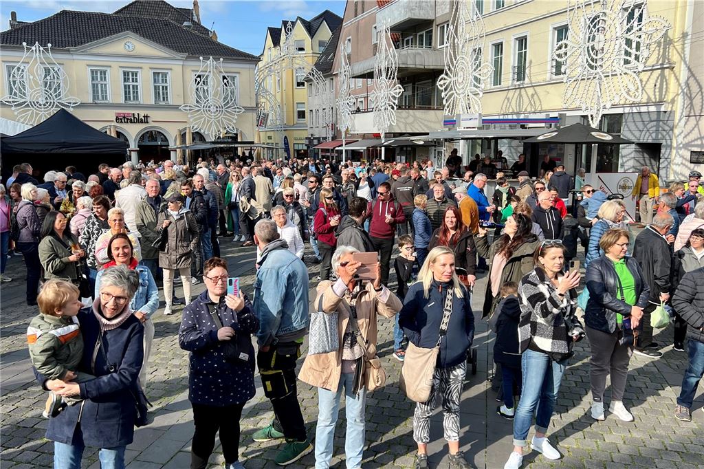 Viele Zuschauer schauen auf dem Alten Markt Unna auf die Bühne der Festa Italiana 2023. 